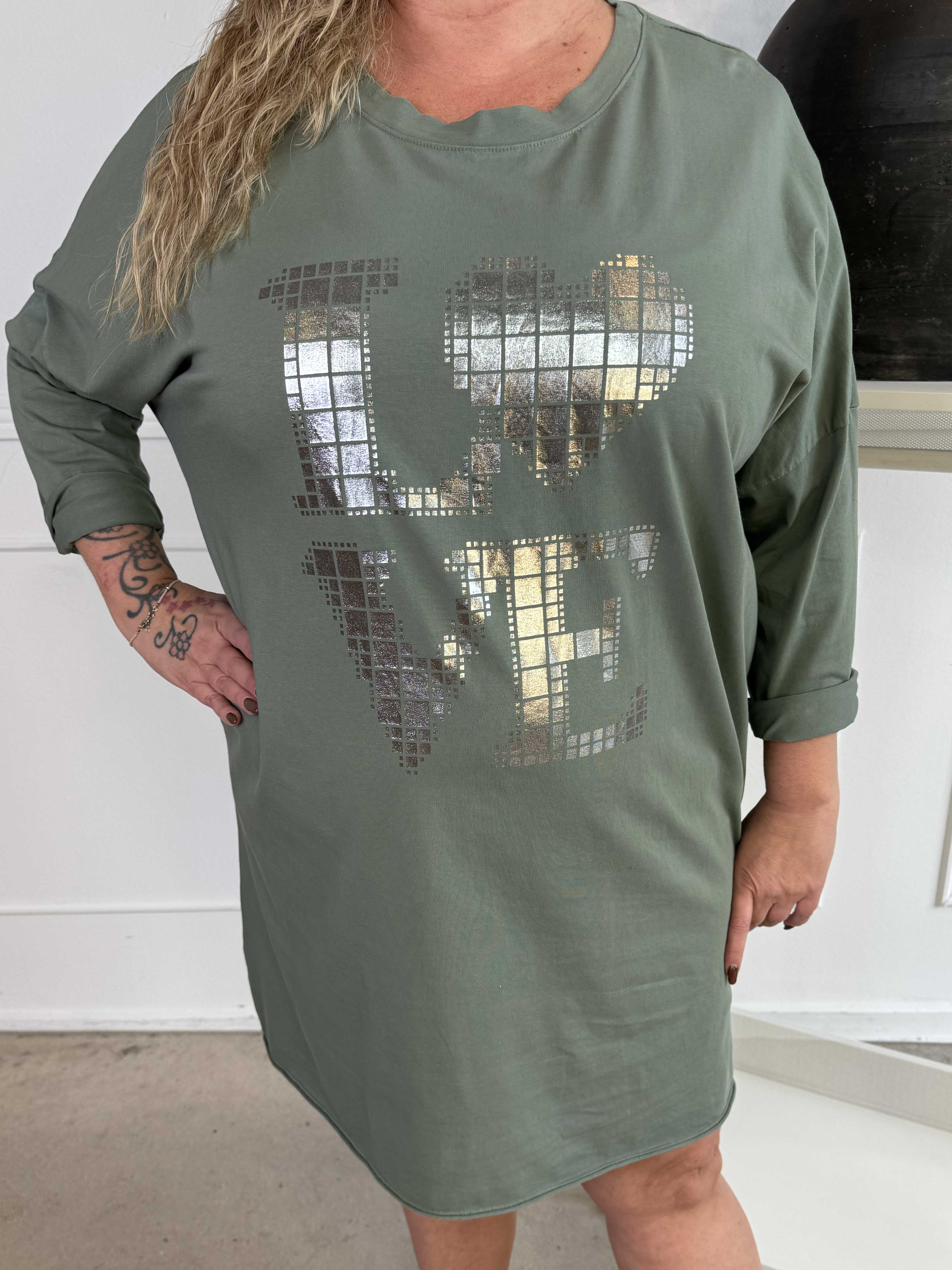 Oaklyn - Plus size joggingklänning i bomull med silverskrift på framsidan